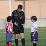 20091107_79 El colegiado con los capitanes del partido
