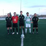El trio arbitral con los capitanes del partido