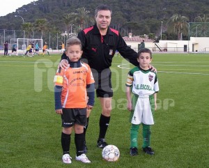 El colegiado Juan Alzamora con los capitanes