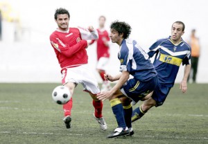 Juan Carlos (i), en una acción del partido disputado ayer en el Estadio del Centenari frente al Badalona.