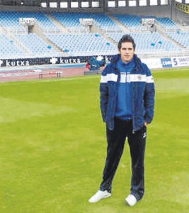 Efrén Fernández, en el césped del estadio de Anoeta