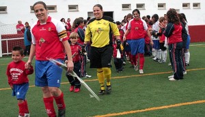 Pili Espadas encabezó ayer la salida al campo del Collerense, al que se le hizo el pasillo. Fotos: Fotoprens