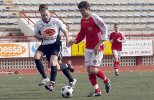Samir, del Eivissa B, controla el balón ante un jugador del Constancia en el partido jugado ayer.