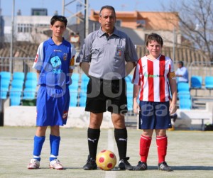 El colegiado con los capitanes