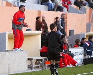 Vicente Acuñas encima de la pared dando ordenes