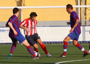 Naco Azcona entre dos jugadores del Soledad