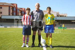 El colegiado con los capitanes del partido