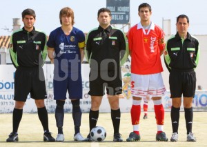 Albiol con los capitanes del partido.