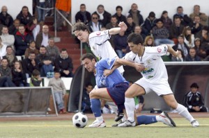 Los peñistas Derek y Ondina acosan a un jugador del Lleida en el encuentro disputado ayer en Santa Eulària.