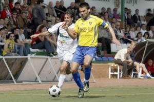 Dos jugadores disputan el balón