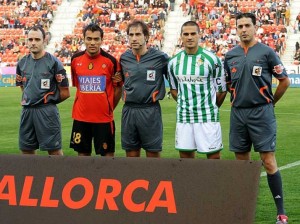 Colegiado y capitanes del encuentro