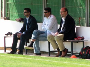 Nando presenciando el entrenamiento