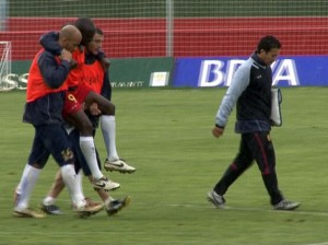 Webó ayudado por sus compañeros dejaba el entrenamiento.