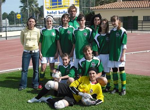 EL EQUIPO FEMENINO DE FÚTBOL 7 DEL CE ESCOLAR