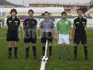 El trio arbitral con los capitanes