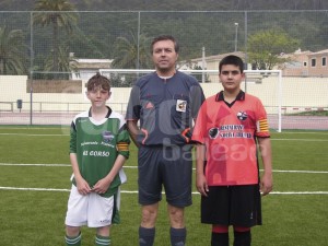 El colegiado Alzamora con los capitanes