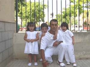 Toni Fiol con sus hijos