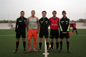 Arbitro, ayudantes y capitanes del partido