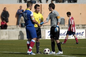 El colegiado con los capitanes