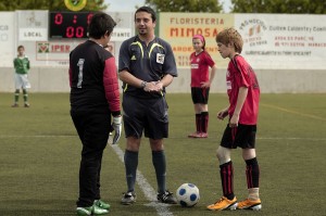 El colegiado en el momento del sorteo de campos