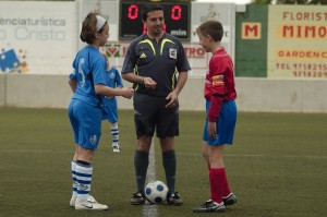 El colegiado del encuentro en el momento del sorteo.