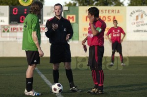 El colegiado Villanueva sorteando el campo con los capitanes