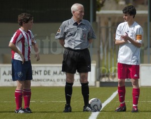 El colegiado con los capitanes