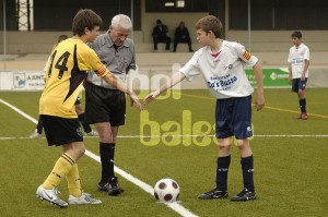 El colegiado con los capitanes