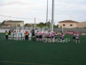 Los dos equipos al salir al campo.