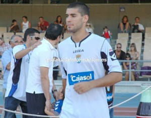 Martí Crespí, sobre la pista de atletismo de Chapín, antes del inicio de un partido.. Autor: Jorge Arroyo 