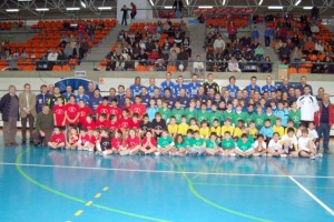 Imagen de familia de todos los equipos del Gasifred y también de las escuelas municipales de fútbol sala, que están dirigidas por el club de Vila.  LUIS HERRERA