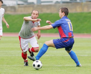 David De Pablos intenta regatear a un jugador del Gavà en un lance del encuentro de ayer