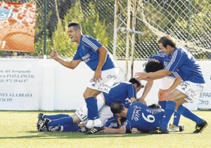 Los jugadores del San Rafael celebran uno de los goles logrados ayer frente al Portmany.  VICENT MARÍ