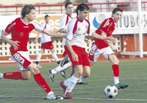 Imagen del encuentro que jugaron ayer Eivissa y Sant Carles en Can Misses.  MOISÉS COPA