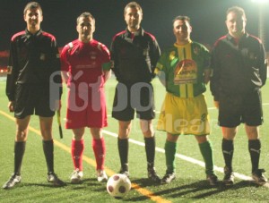 El arbitro con los asistentes y capitanes del partido