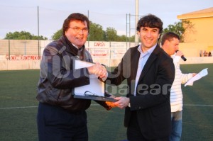 Miguel Bestard entrego una placa al Porto Cristo en su 40 aniversario