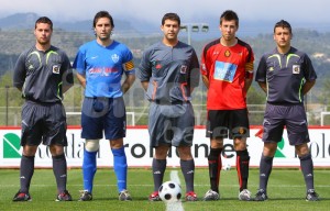 Reus Vidal con los capitanes y asistentes del partido.