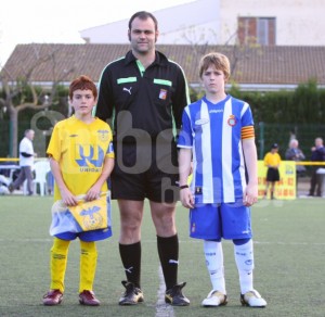 El colegiado con los capitanes