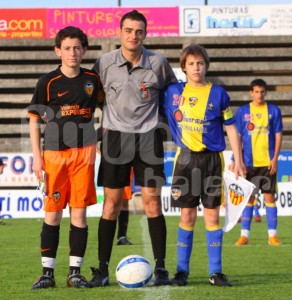 El colegiado Toni Valverde con los capitanes.