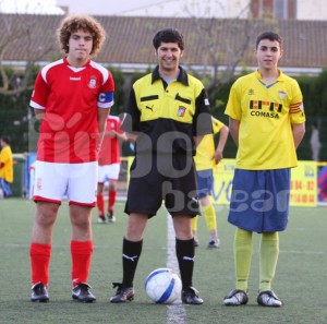 El colegiado con los capitanes