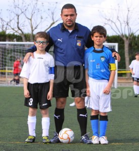 El colegiado del encuentro con los capitanes