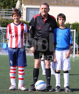 El colegiado con los capitanes del partido