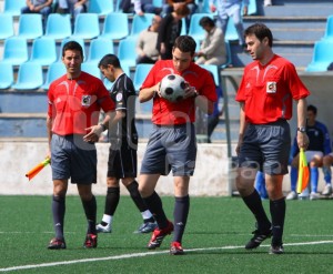 Colegiado y asistentes del partido