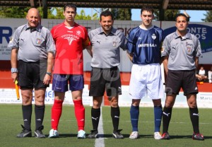 El colegiado con los capitanes