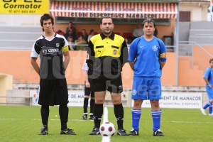 El Colegiado del partido con los capitanes.