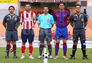 Trio arbitral con los capitanes del partido