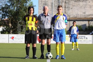 El colegiado del partido con los capitanes