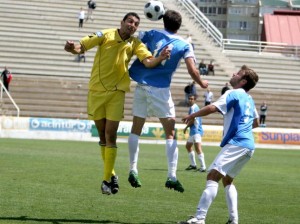 Núñez, centrocampista del Atlético Baleares, pugna por un balón aéreo junto a dos jugadores del Benidorm.