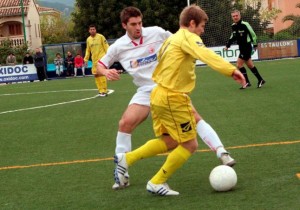 Un jugador del Llosetense intenta arrebatar el esférico a un jugador local.