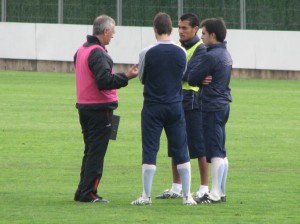 Jurado, Aduriz y Arango hablando con Manzano